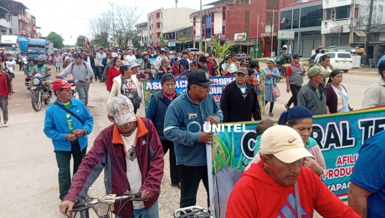 Sectores sociales marchan en Yapacaní en rechazo al incremento del precio del diésel para Gracos