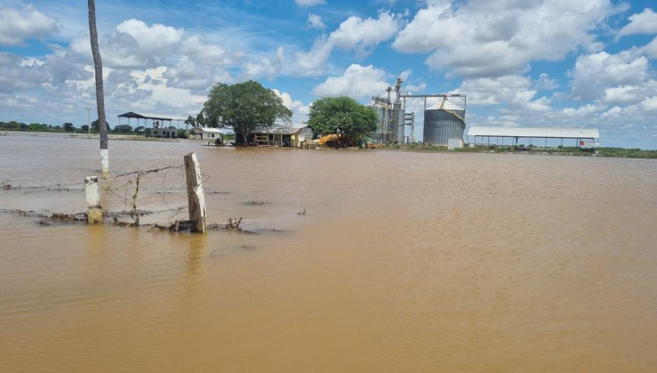 Hay cerca de un centenar de familias afectadas por inundaciones en San Julián y se habilitaron desvíos por la destrucción de la carretera