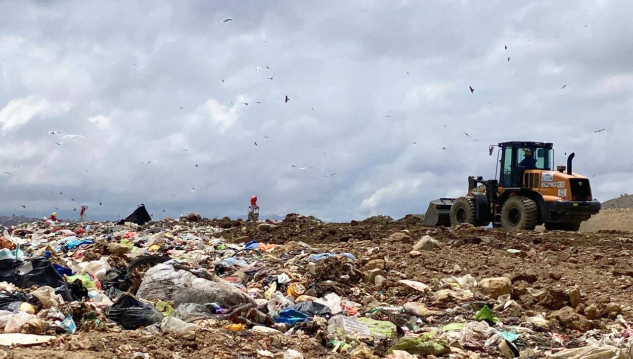 Hallan en el botadero de El Alto el cuerpo sin vida de un hombre con fracturas y signos de arrastre 