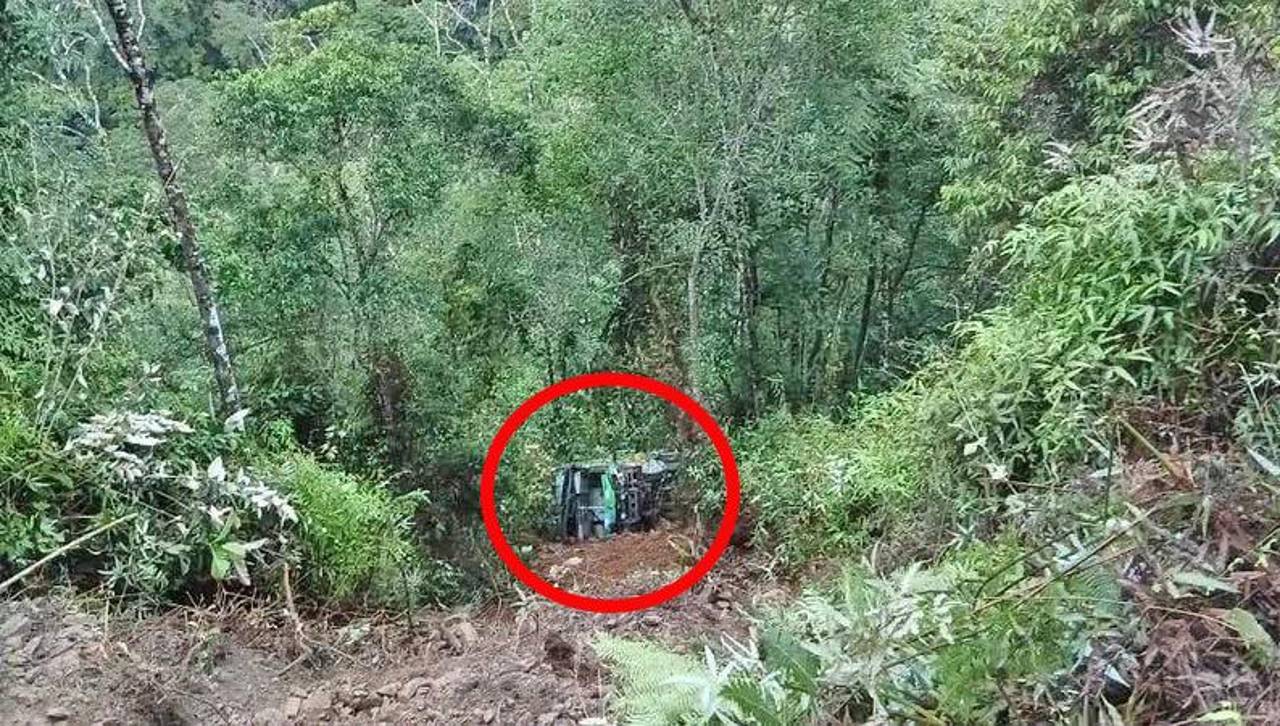 Un bus vuelca y se embarranca en la carretera La Paz – Apolo y deja varios pasajeros heridos 
