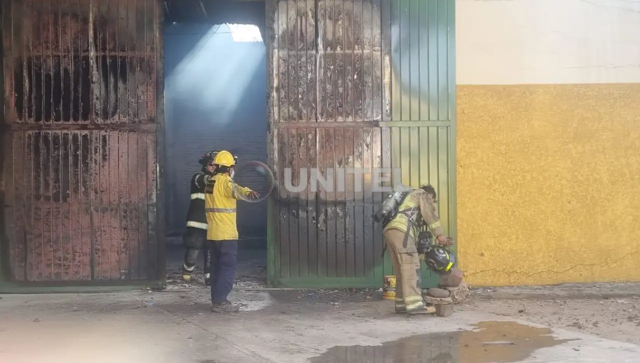 Incendio afecta a galpón de fábrica de espuma en Santa Cruz