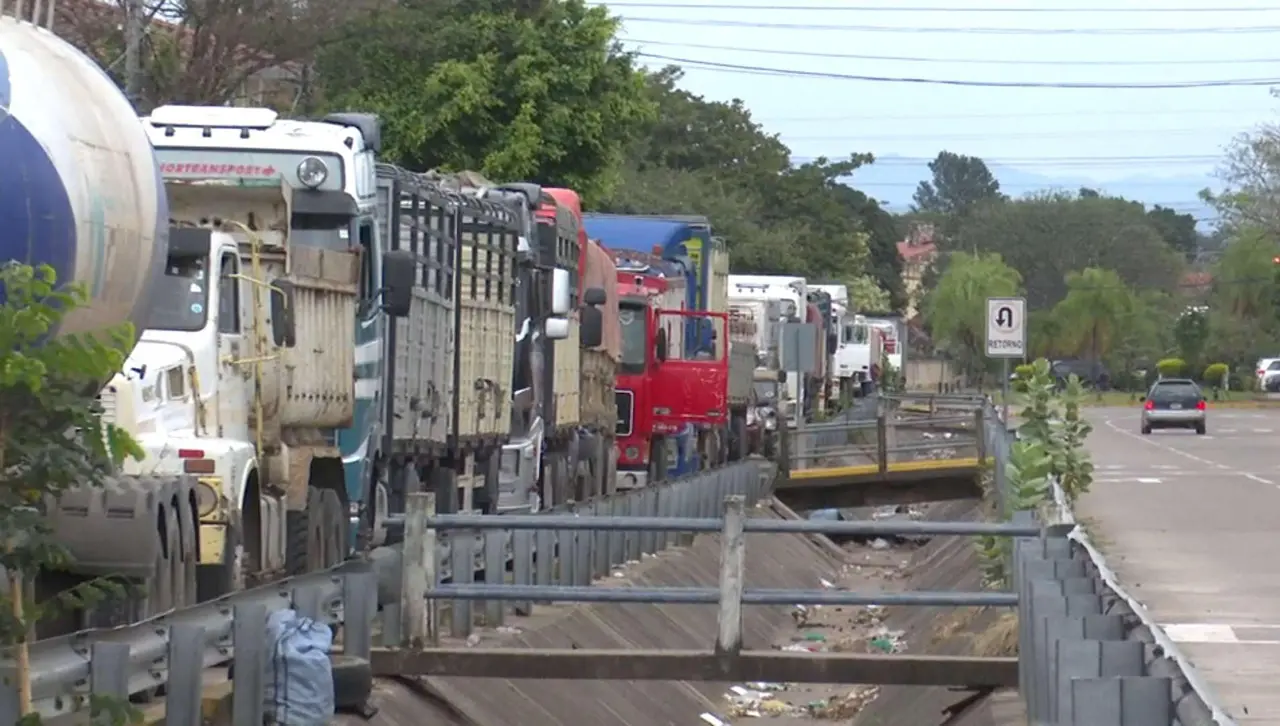 Feriado con filas en surtidores de Santa Cruz de la Sierra y se dificulta oferta de viajes interdepartamentales