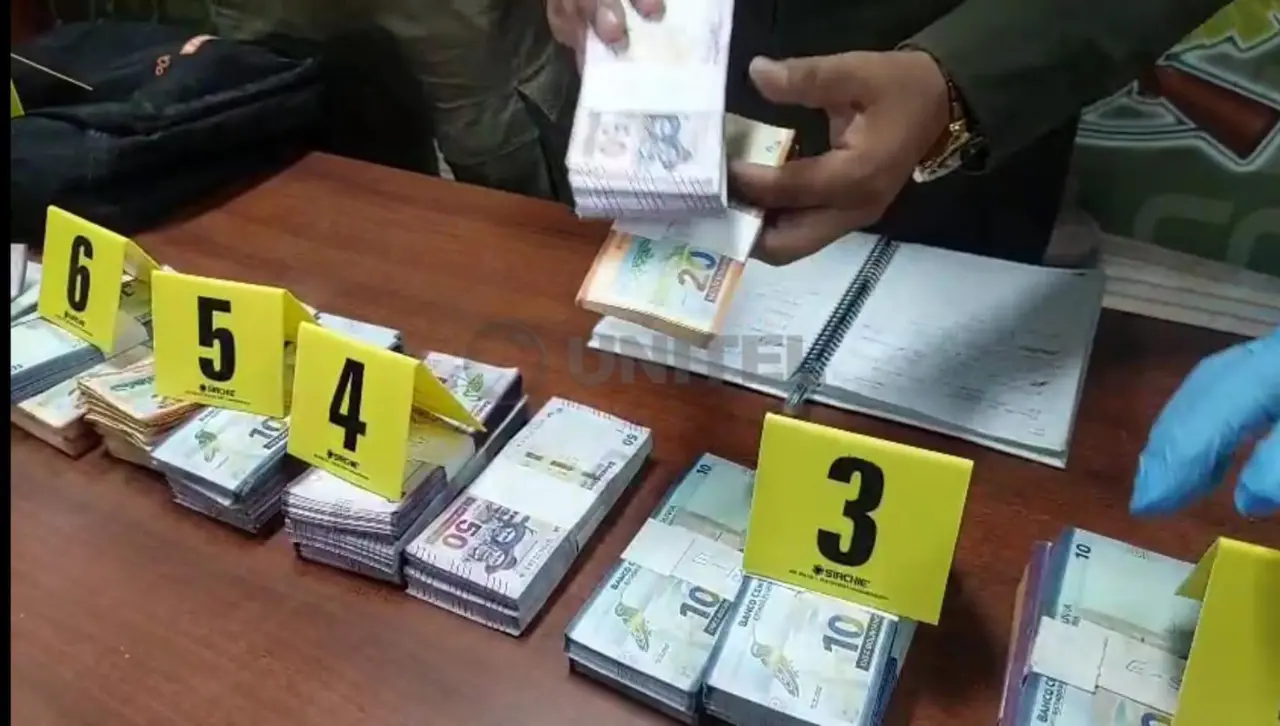 Hallan en una mochila y en una casa otros Bs 71.400 del avión siniestrado en El Alto