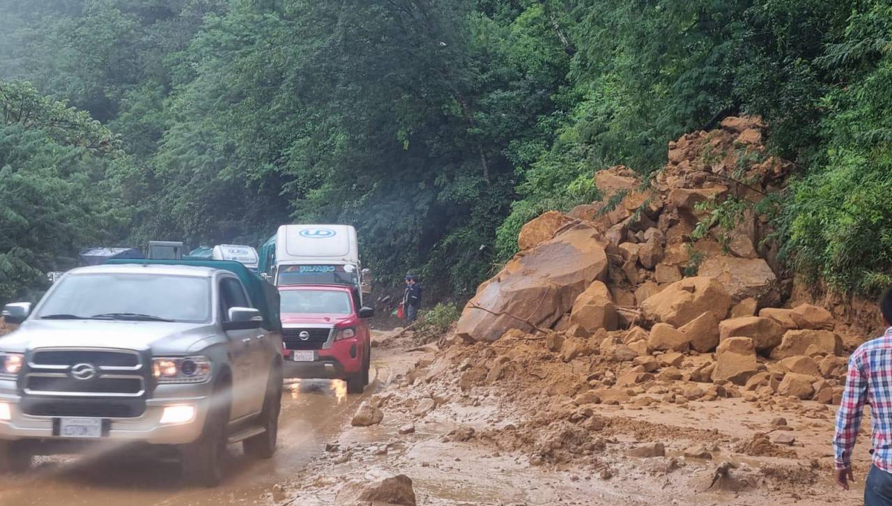 Se registran deslizamientos de lodo, piedras y árboles en la carretera antigua Santa Cruz - Cochabamba