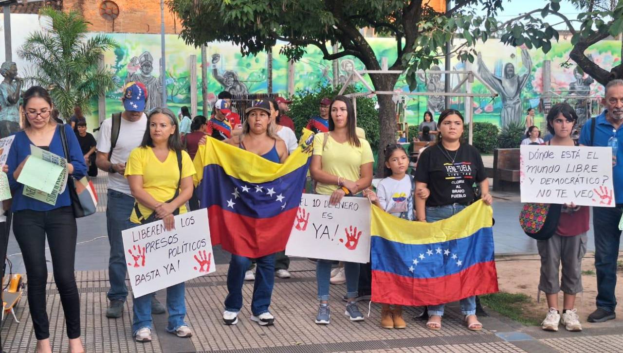 Residentes venezolanos instalan vigilia en Santa Cruz y Cochabamba en rechazo al gobierno de Maduro