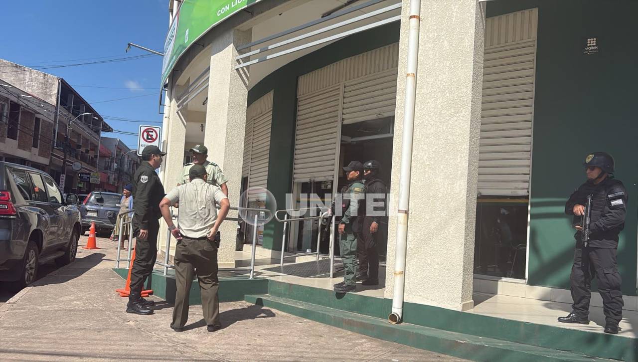 Sujeto armado y con máscara de payaso, maniató al guardia de una entidad financiera y se llevó más de Bs 50.000
