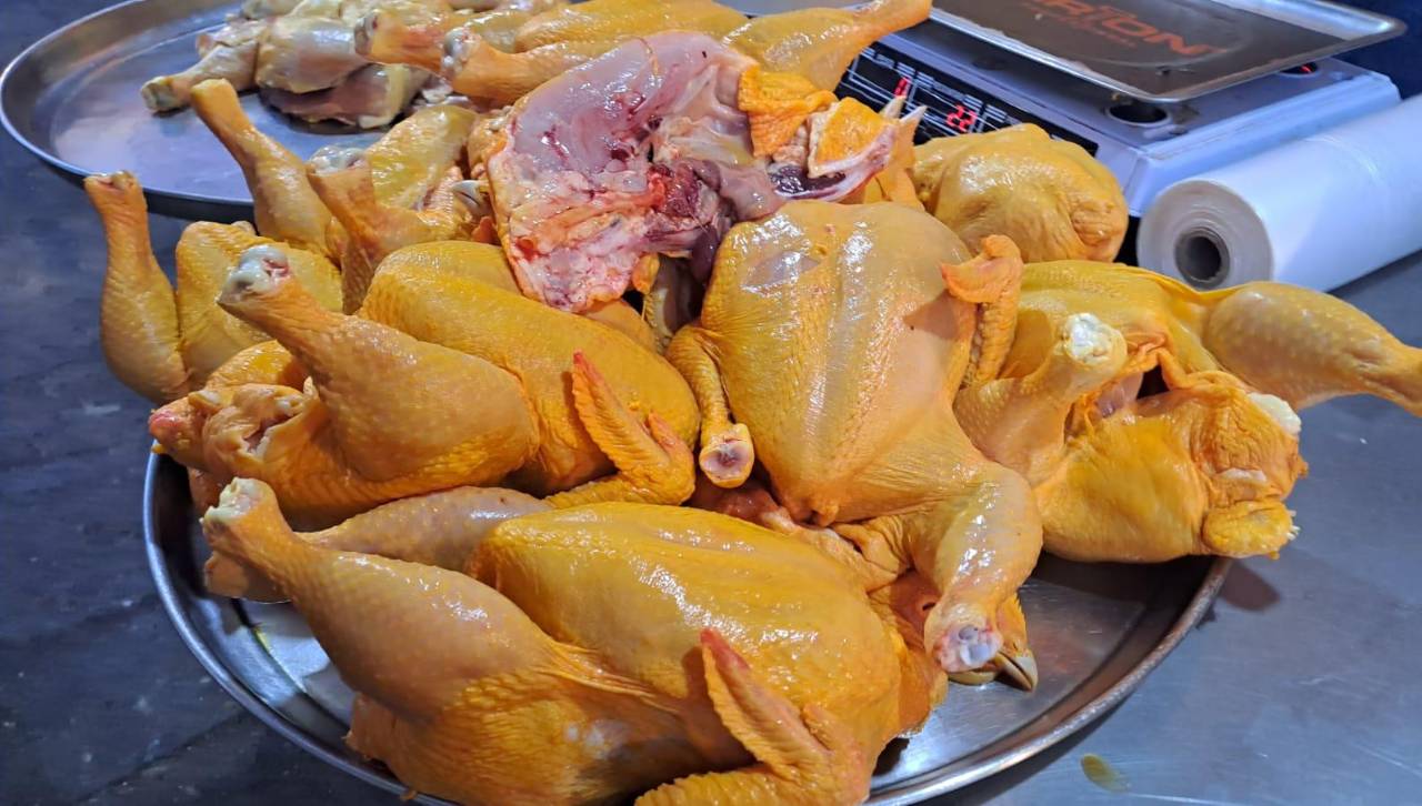 Mercado en La Paz reporta incremento del precio del pollo por falta de diésel para el transporte
