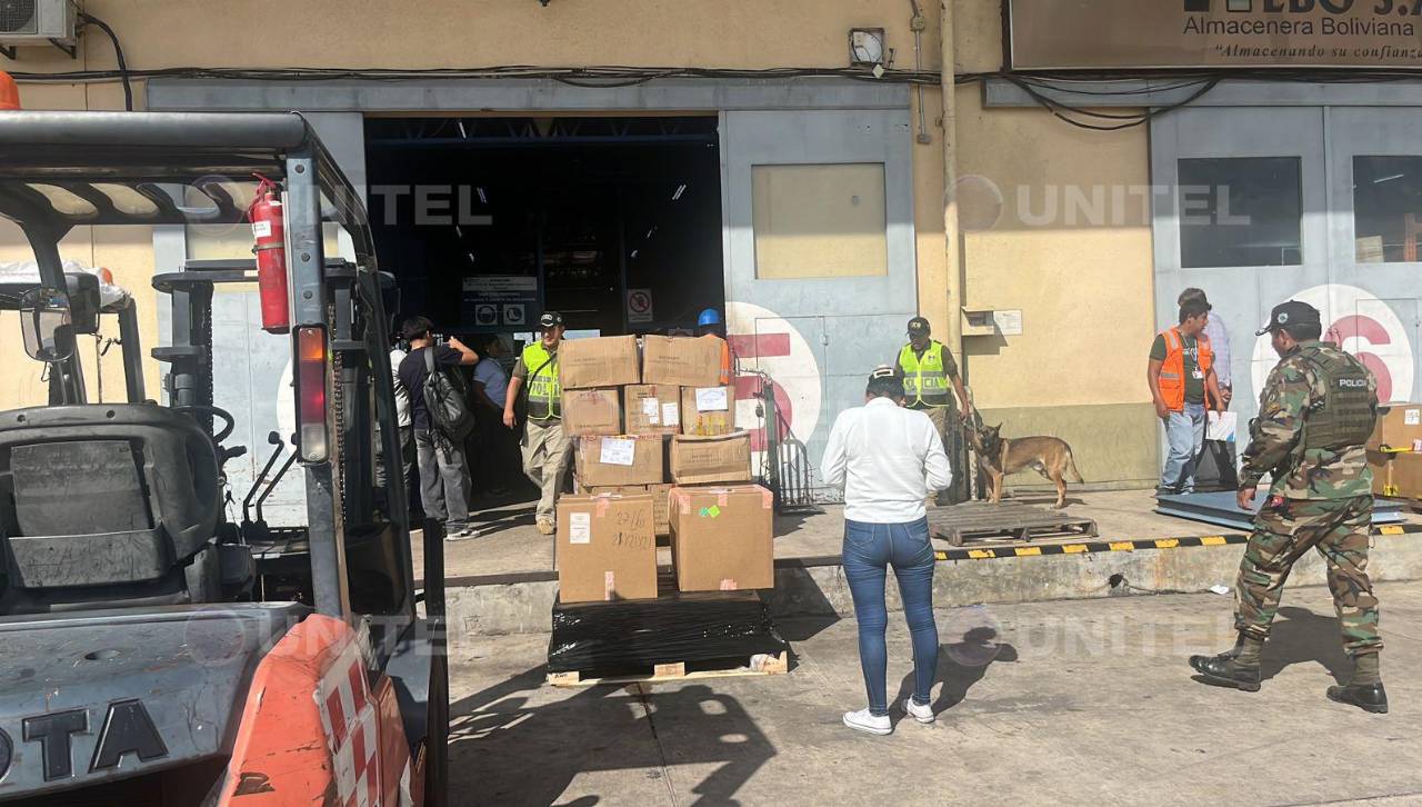 Con canes adiestrados, allanan bodegas de Aduana en Viru Viru tras hallazgo de marihuana en encomiendas