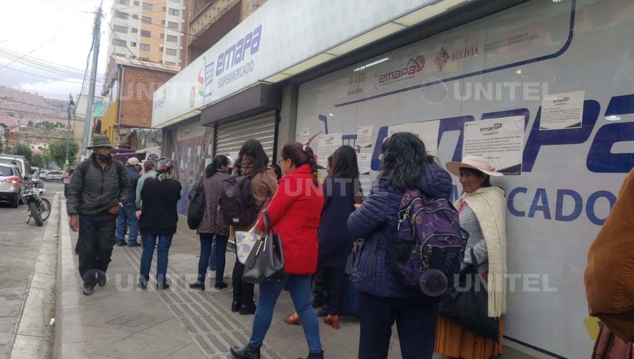 Filas por aceite: Más de 300 personas esperaban en Emapa pero se agostó el stock este lunes