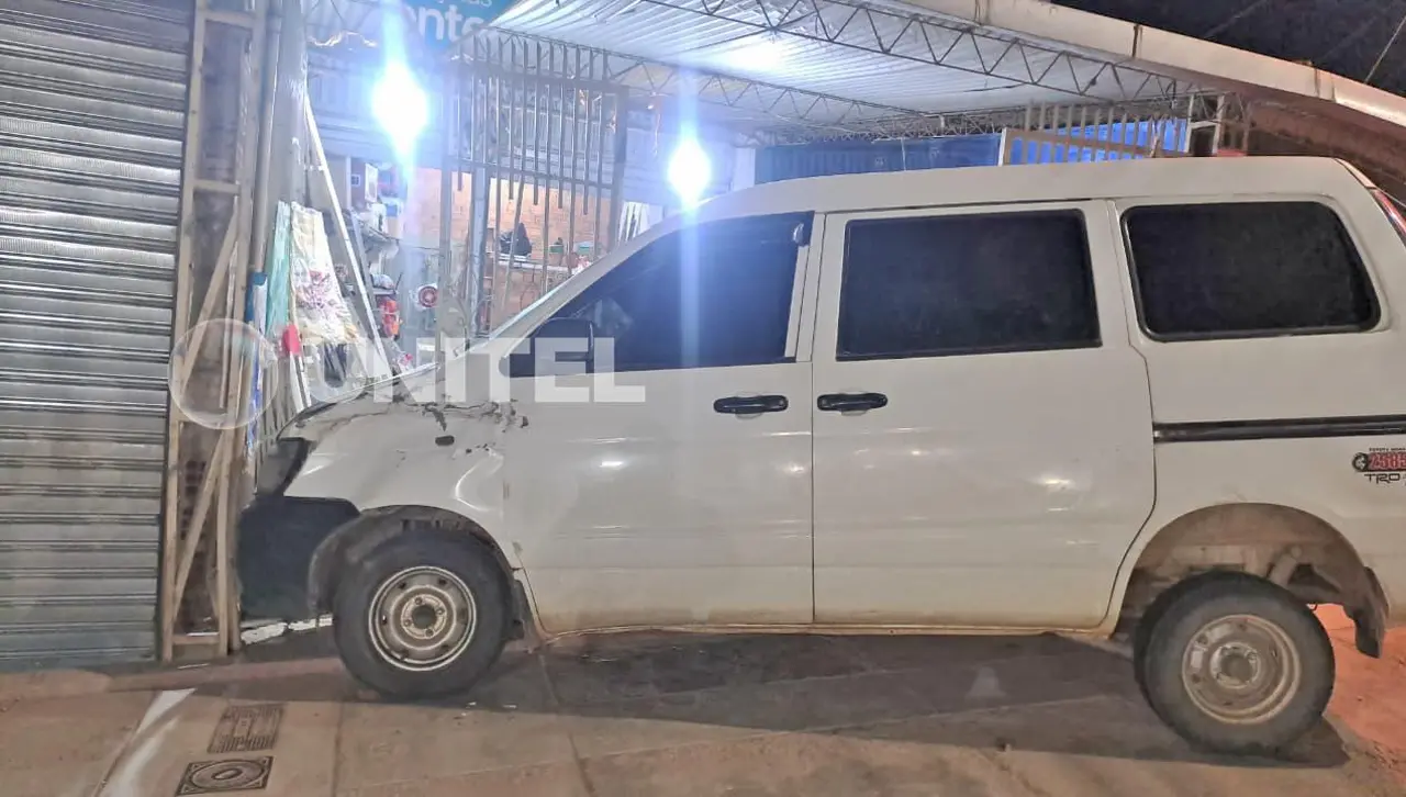 Minibús pierde el control e impacta contra la fachada de un inmueble, el chofer quedó herido