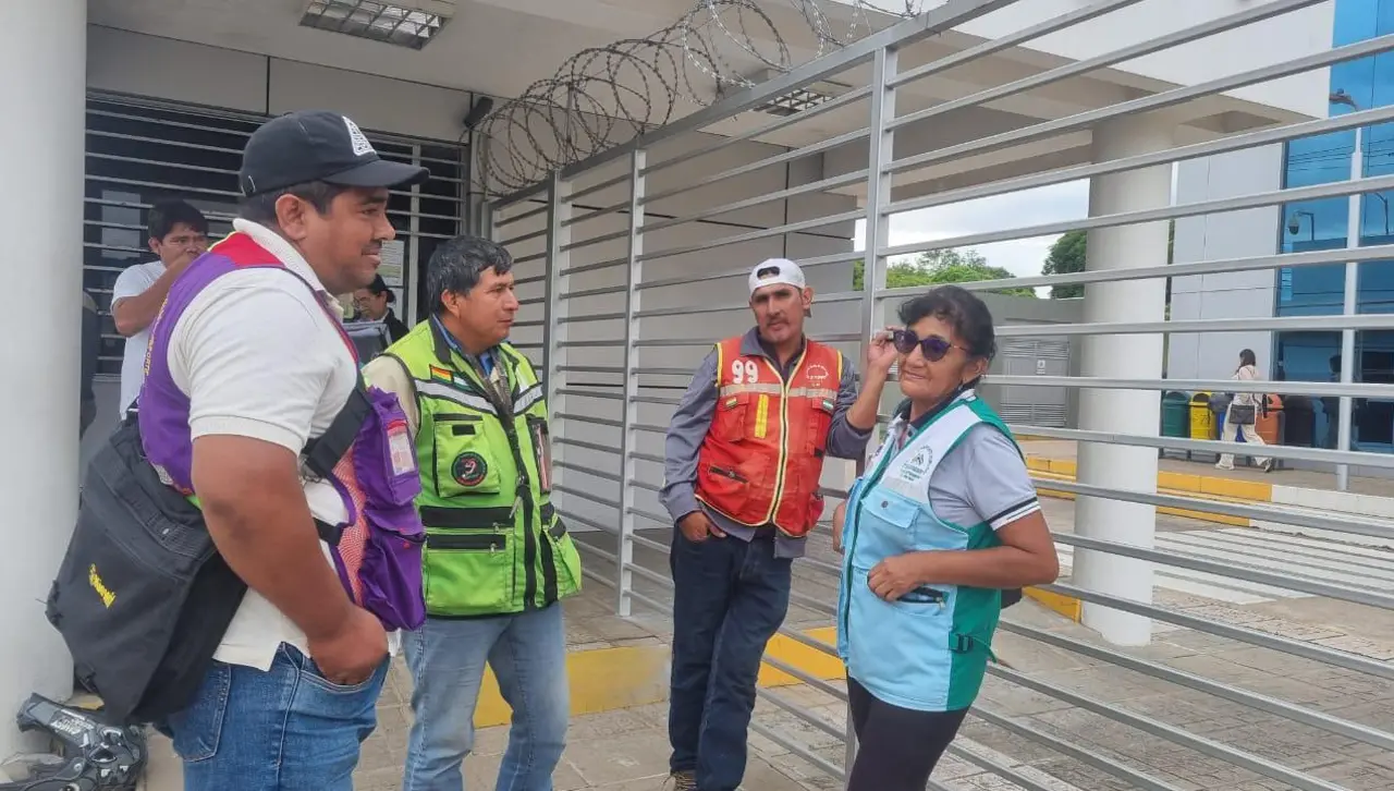Mototaxistas de Santa Cruz convocan a ampliado tras suspenderse una reunión con YPFB 