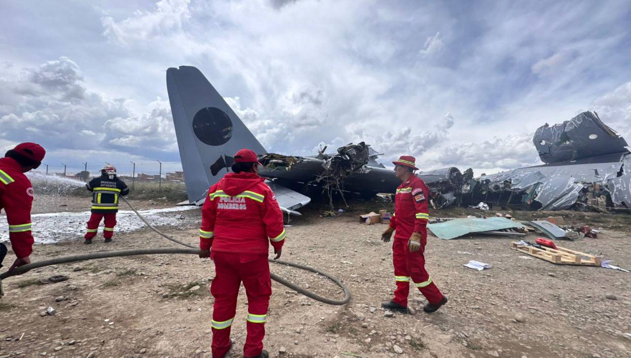 Bomberos reportan hallazgo de restos humanos cerca del accidente de avión militar en El Alto