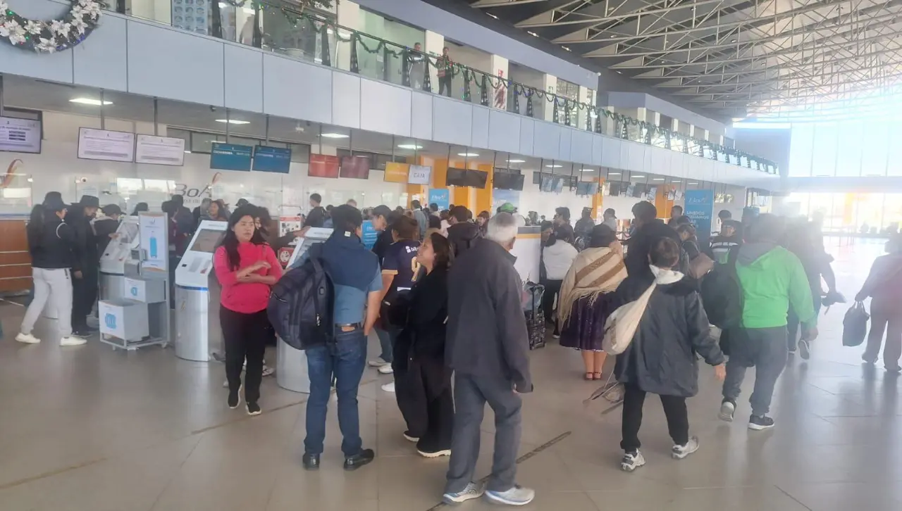 Sube la demanda de pasajes de avión en La Paz ante el bloqueo de carreteras