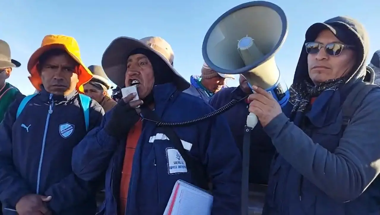 Un cabildo en Caracollo resuelve “marcha y cerco” a La Paz y pide la renuncia inmediata del presidente