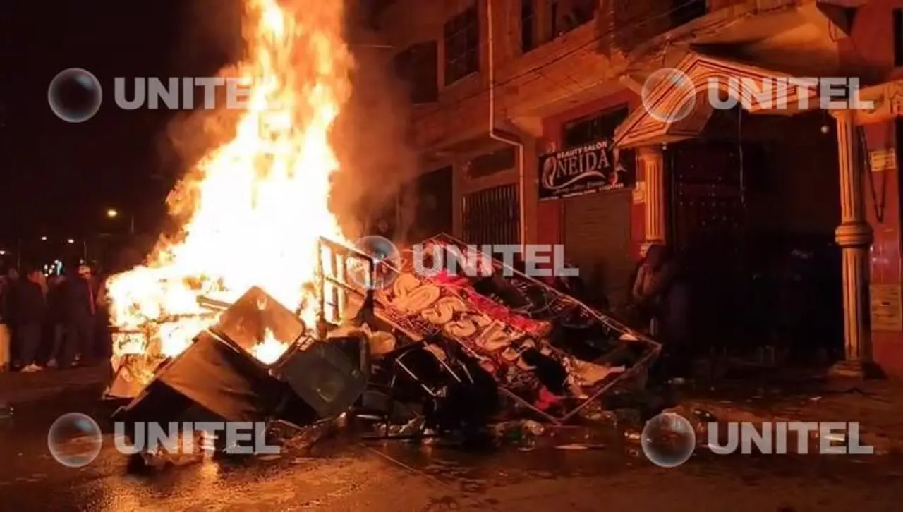 Vecinos intervienen locales cerca de la UPEA, queman mobiliario y sacan a chicotazos a los jóvenes 