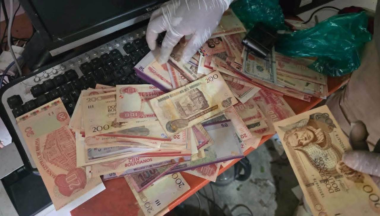 Dictan detención preventiva para dos acusados de fabricar billetes falsos en Achocalla