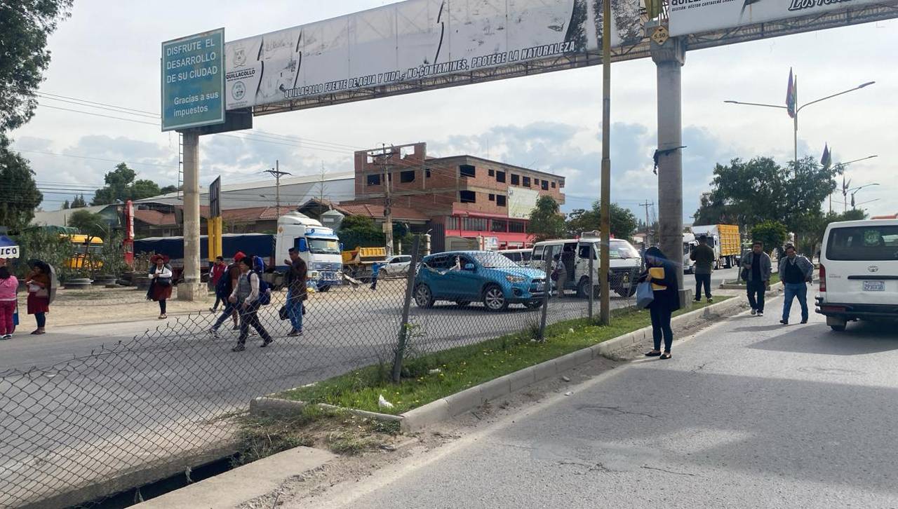 Pobladores de Quillacollo bloquean la ruta Cochabamba-La Paz; exigen que se esclarezcan muertes en desbloqueo