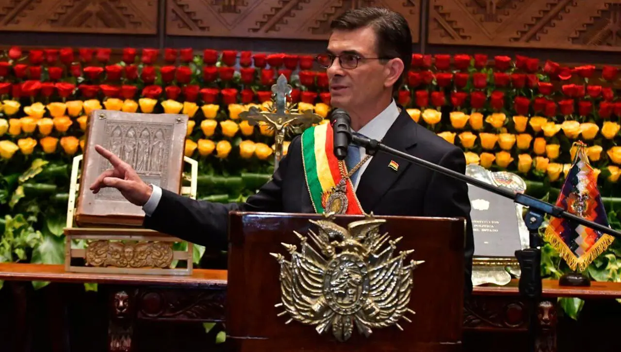 Rodrigo anuncia que desde anoche ingresan al país cisternas con combustible y refleja imágenes