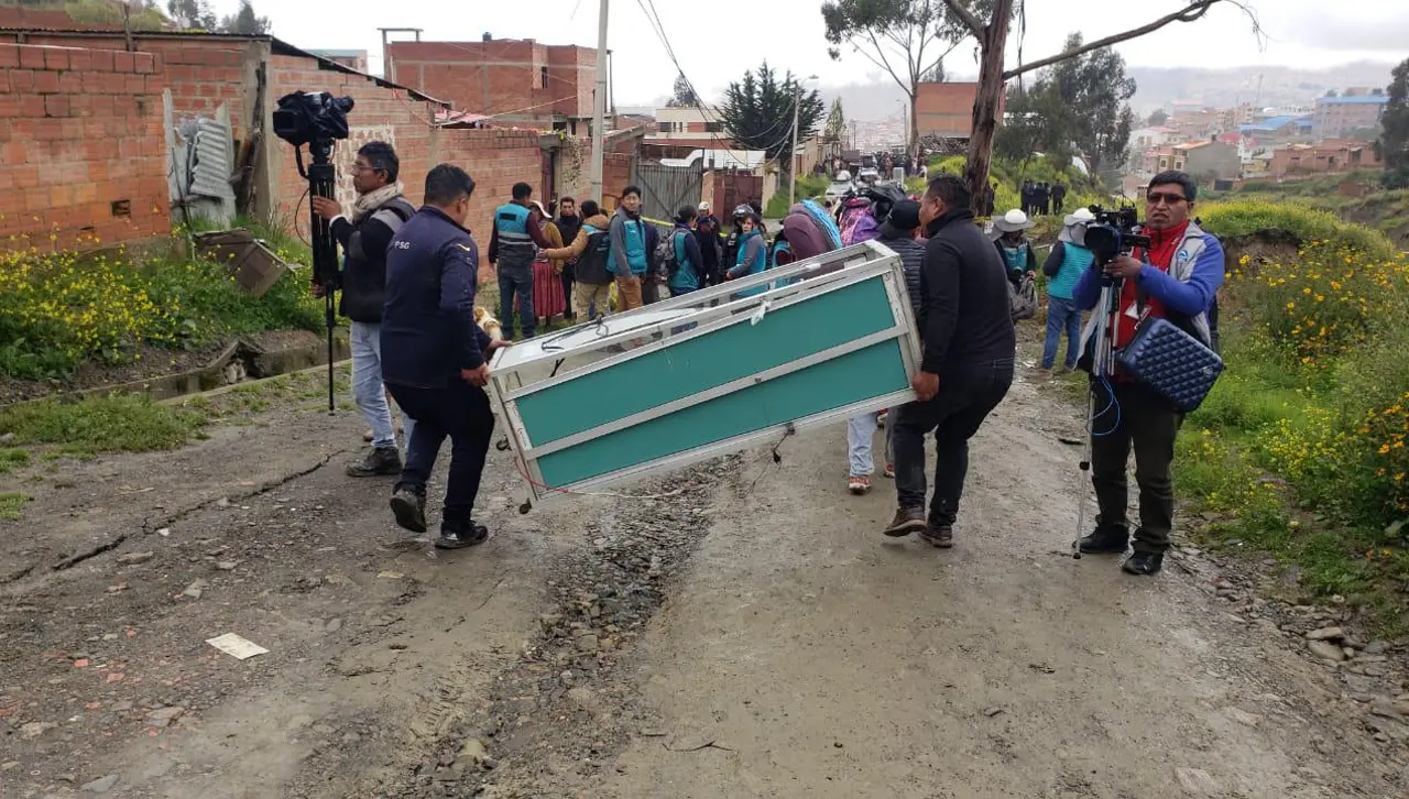 Video: Desesperados, los damnificados de Codavisa rompen el cerco para recuperar sus pertenencias en medio de la lluvia