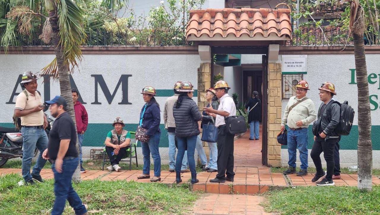 Cooperativistas mineros de Santa Cruz protestan ante la AJAM por asignación de áreas