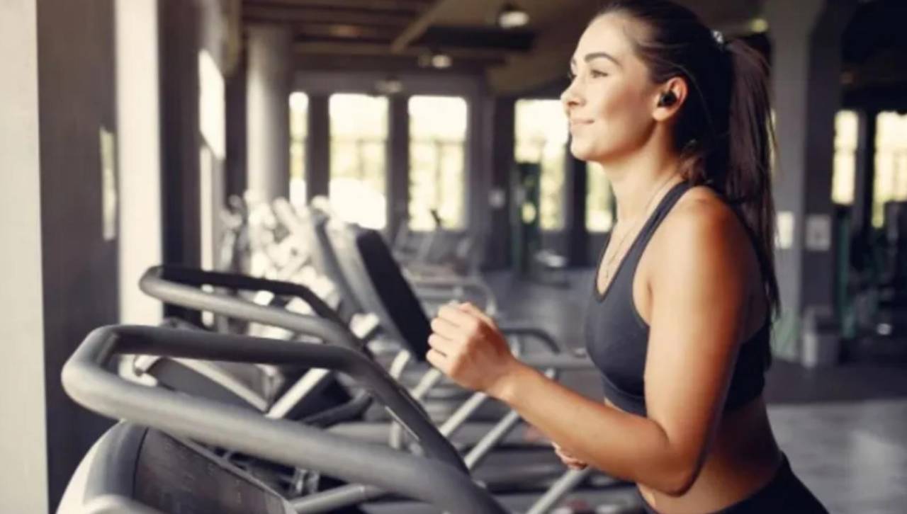 El inesperado pedido que recibió una mujer cuando se ejercitaba en un gimnasio 