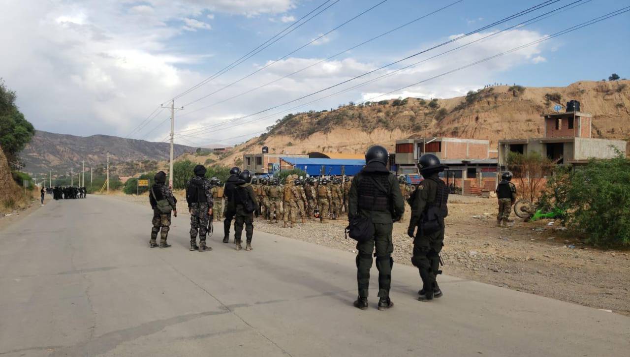 Cochabamba: Reportan tres policías heridos tras enfrentamiento con bloqueadores cerca de Parotani