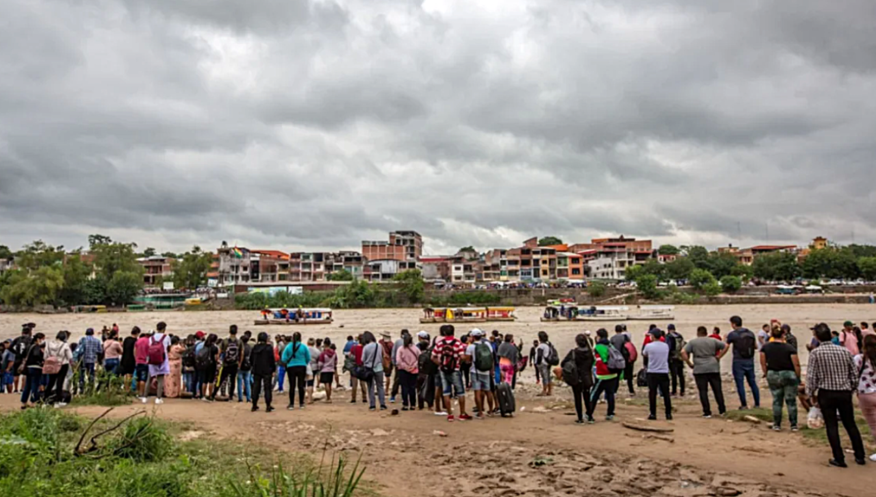 Fiebre de compras por fiestas de fin de año genera caos en la frontera entre Argentina y Bolivia