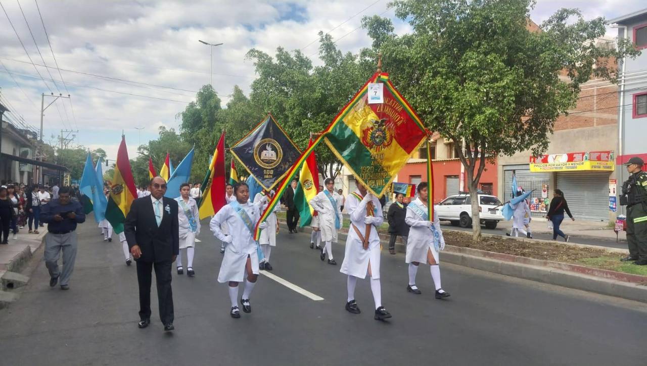 Estudiantes de más de 300 unidades educativas desfilan en Cochabamba por los 216 años del Grito Libertario