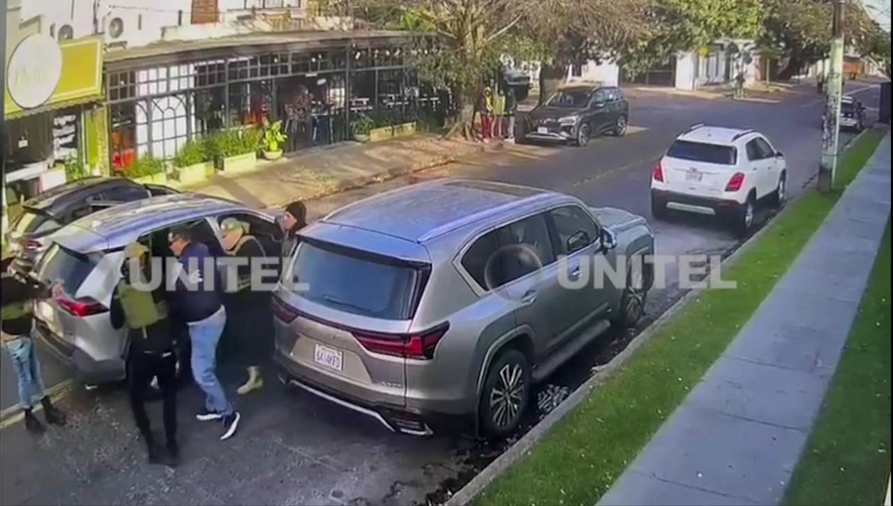 Sale a la luz video del momento en que un hombre es secuestrado por falsos policías 
