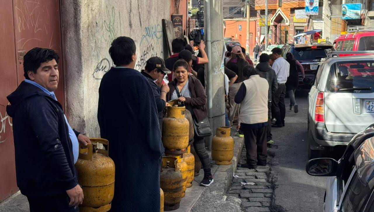 “El camión del gas ya no llega”: Familias hacen filas desde la madrugada para conseguir garrafas de GLP en La Paz