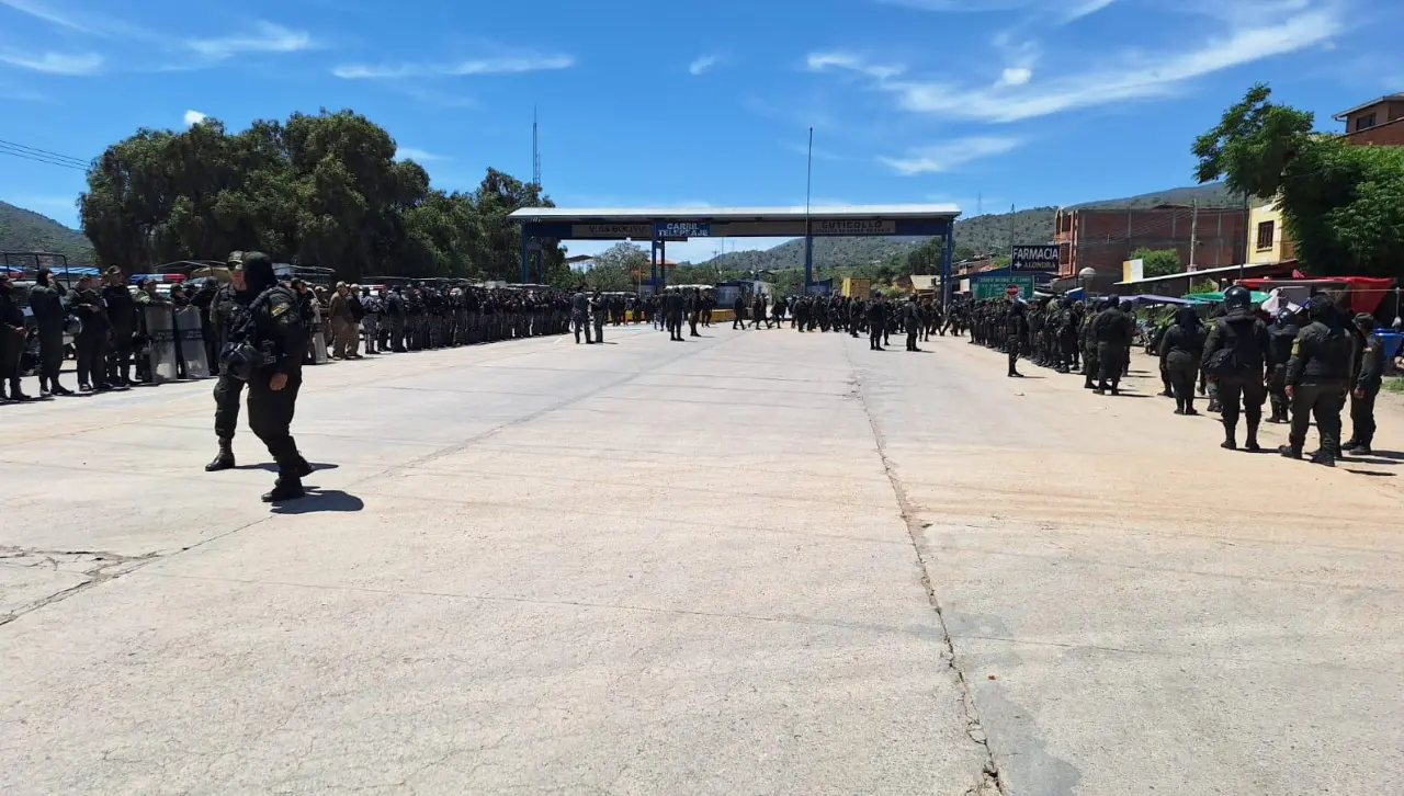 Cochabamba: Policía se concentra en Suticollo y aguarda orden para intervenir bloqueos hacia el occidente