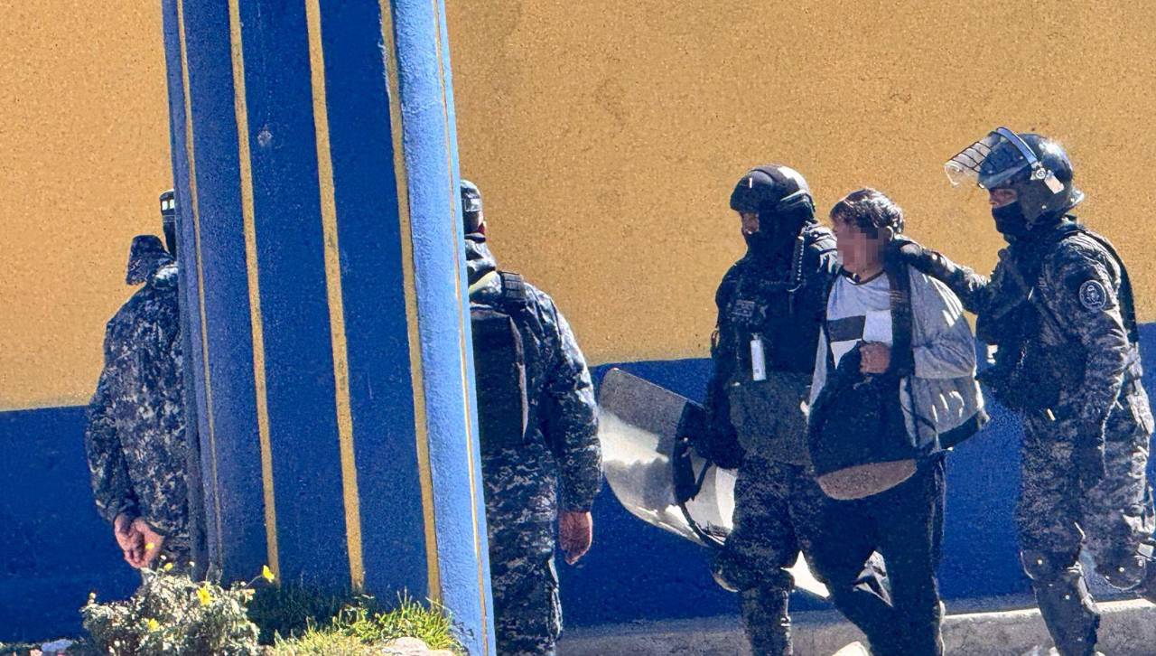 Policía reporta cerca de 20 aprehendidos en operativo de desbloqueo en la zona sur de La Paz
