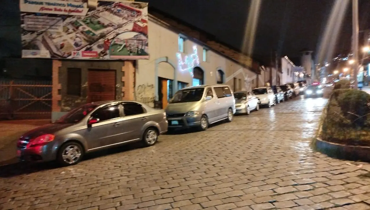 Se registran filas en surtidores del eje troncal tras el anuncio de nuevos precios de la gasolina y el diésel