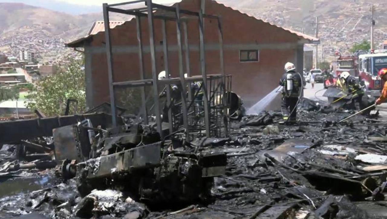 Incendio consume una chapería en la zona sur de Cochabamba y deja daños estructurales