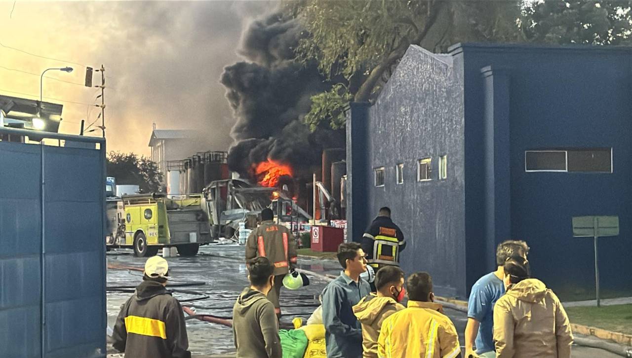 Santa Cruz: Tras más de 14 horas, incendio en una empresa del Parque Industrial sigue sin ser sofocado