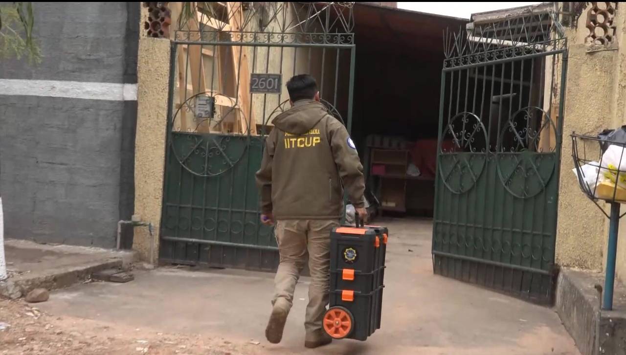 Joven es hallada sin vida junto a fármacos y veneno; su pareja fue aprehendida