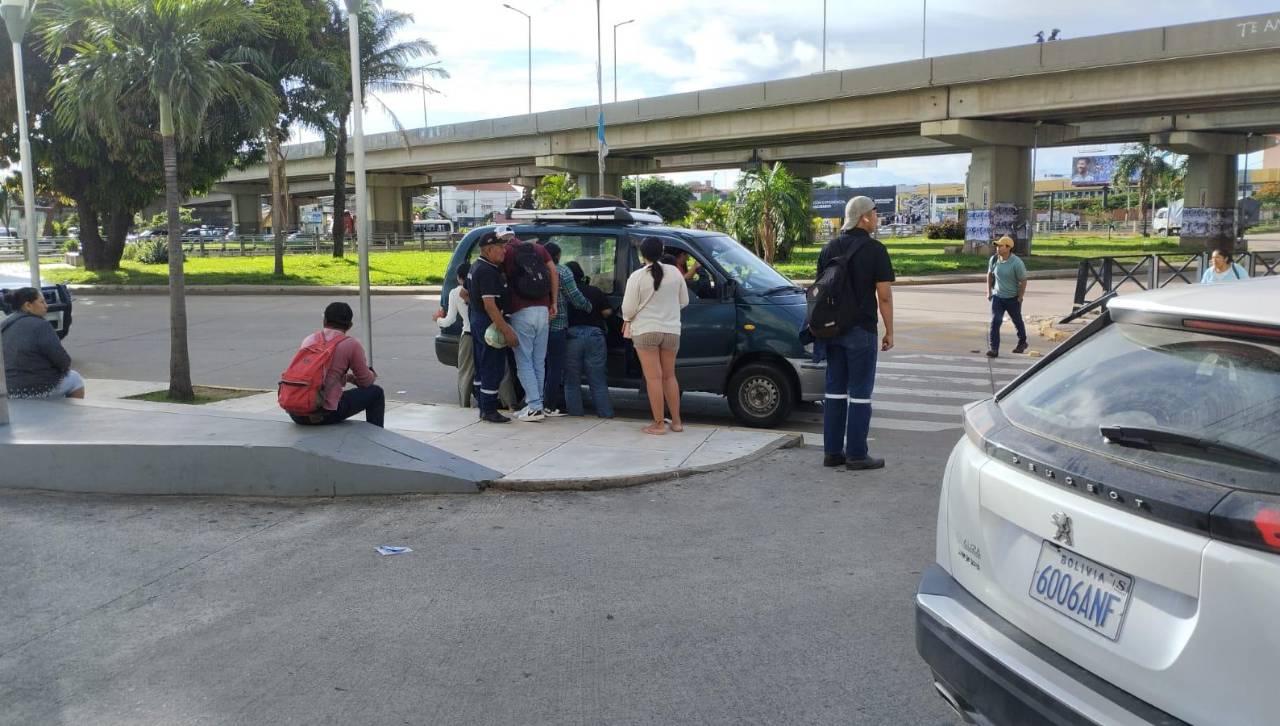 Autoridades ofrecen Bs 3 de pasaje como medida transitoria para reactivar el servicio de micros en la urbe cruceña