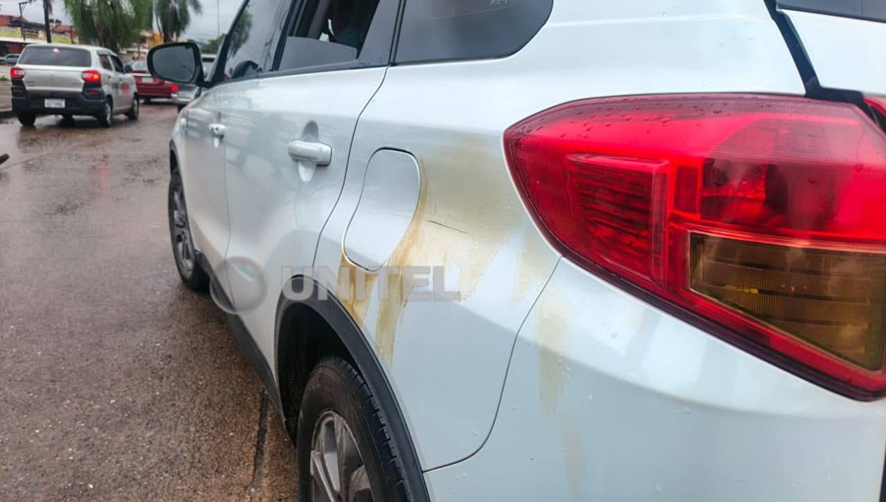 Conductores denuncian daños en la pintura de sus vehículos y apuntan a la gasolina en Santa Cruz