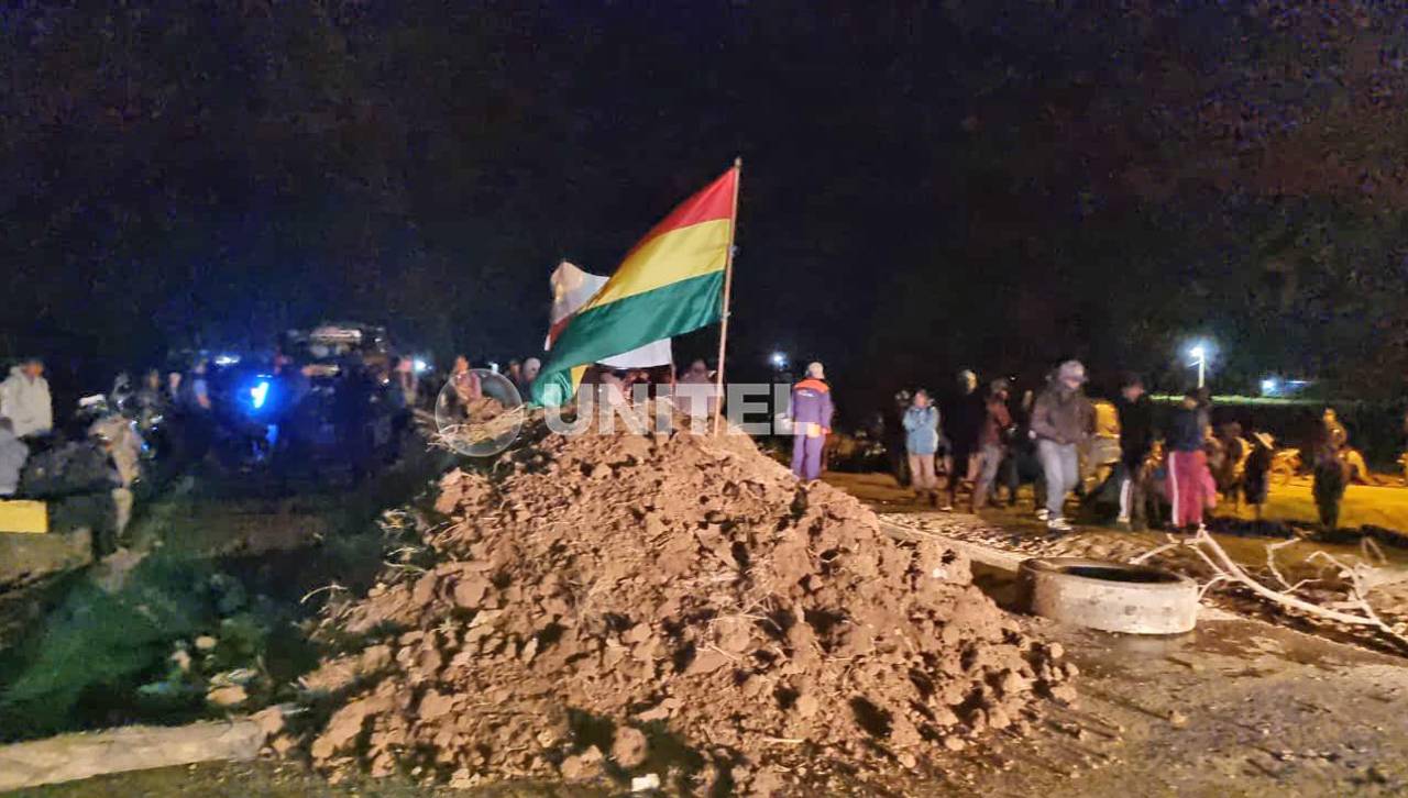 Agricultores instalan bloqueos en Santa Cruz y cortan la ruta nueva a Cochabamba y a Beni en rechazo al decreto del diésel