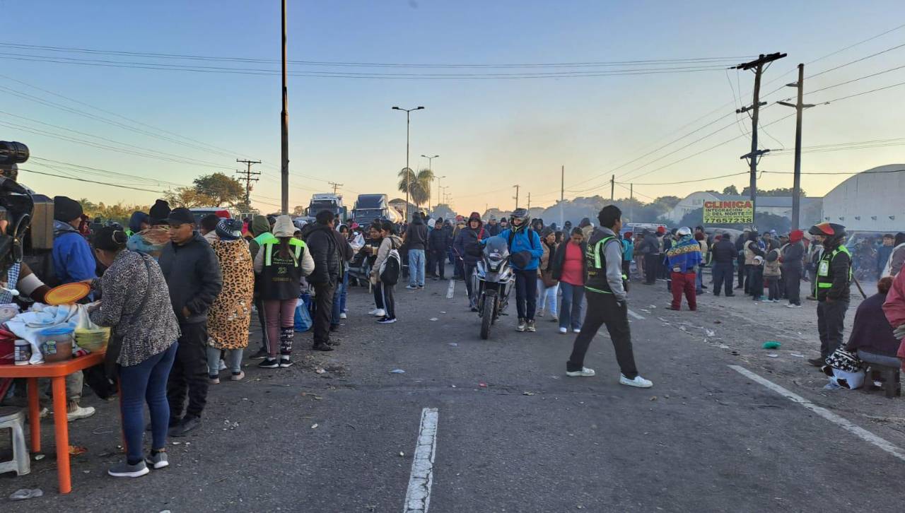 Caos, perjuicio y reclamos en el segundo día de bloqueo de mototaxistas en la ruta Santa Cruz - Warnes