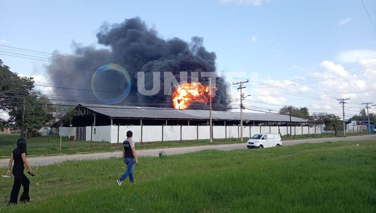 Incendio en el Parque Industrial alarma a vecinos y provoca densa humareda