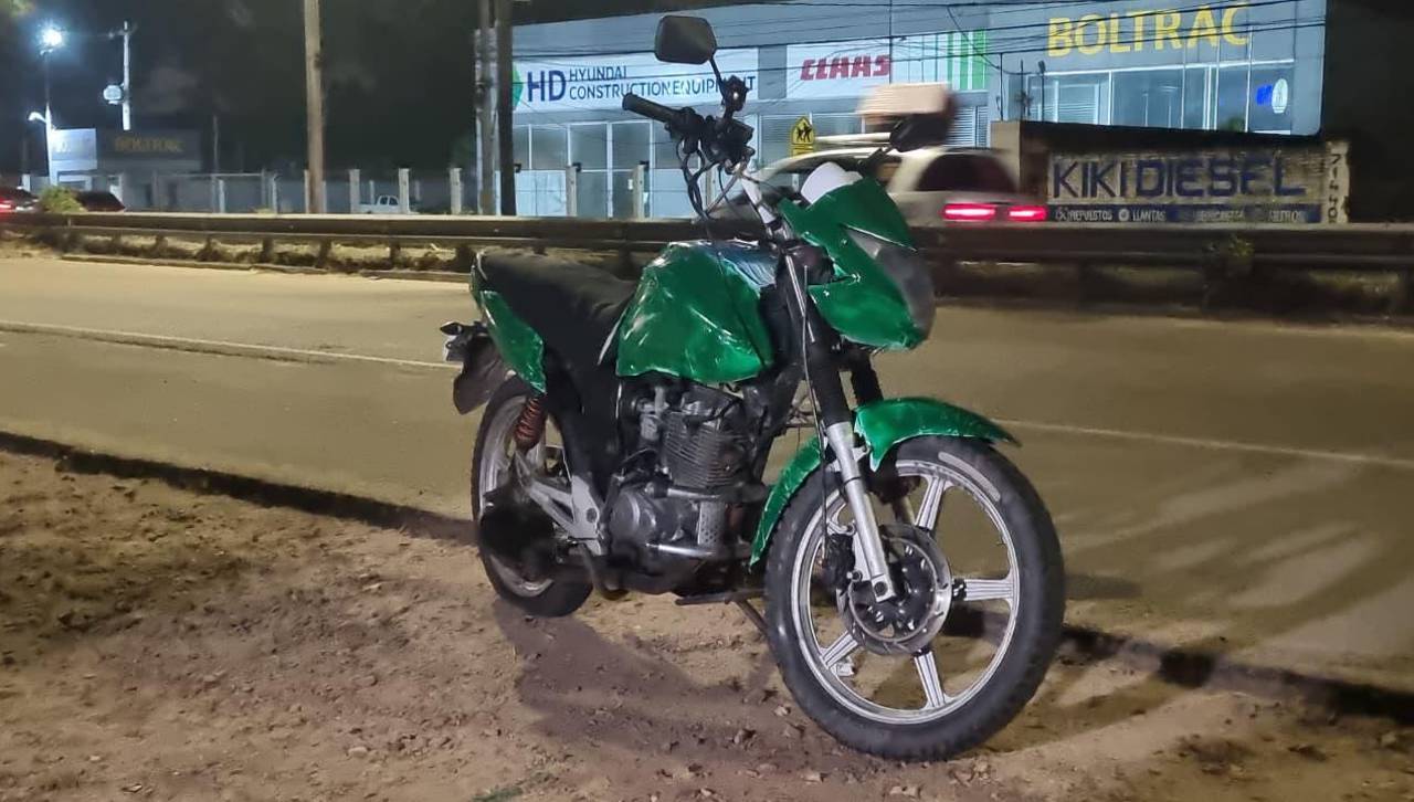 Indagan si delincuentes abandonaron una moto usada para huir tras atracar una joyería en Santa Cruz