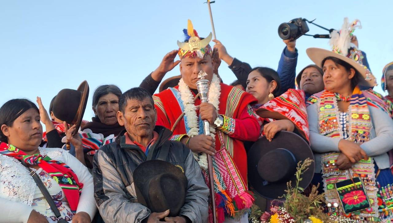 Leonardo Loza recibe bastón de mando de parte de organizaciones sociales en un acto simbólico en Incarracay