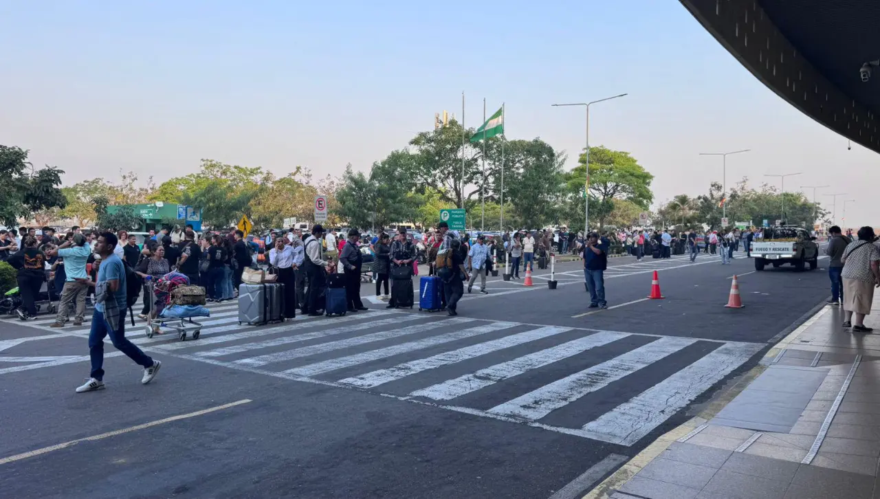 Incertidumbre en pasajeros tras suspensión de vuelos a causa de un incendio en el aeropuerto Viru Viru