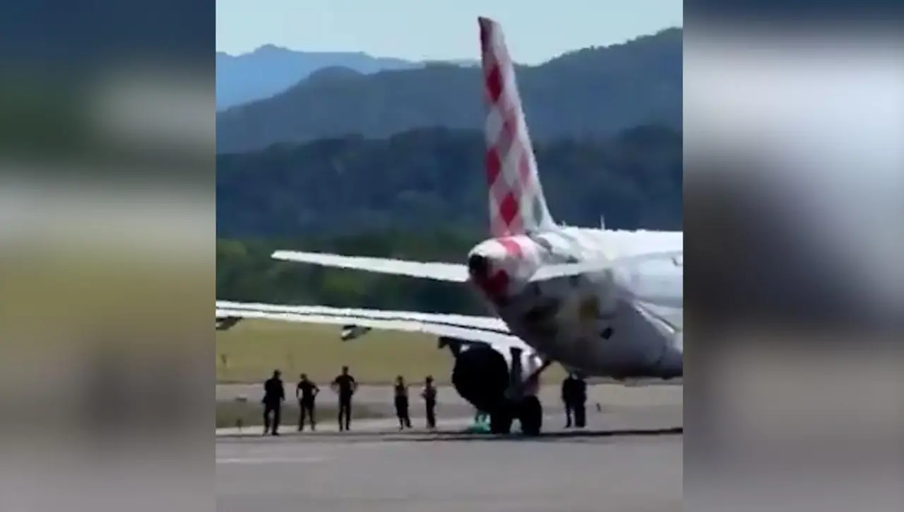 Un hombre muere succionado por el motor de un avión en el aeropuerto de Bérgamo