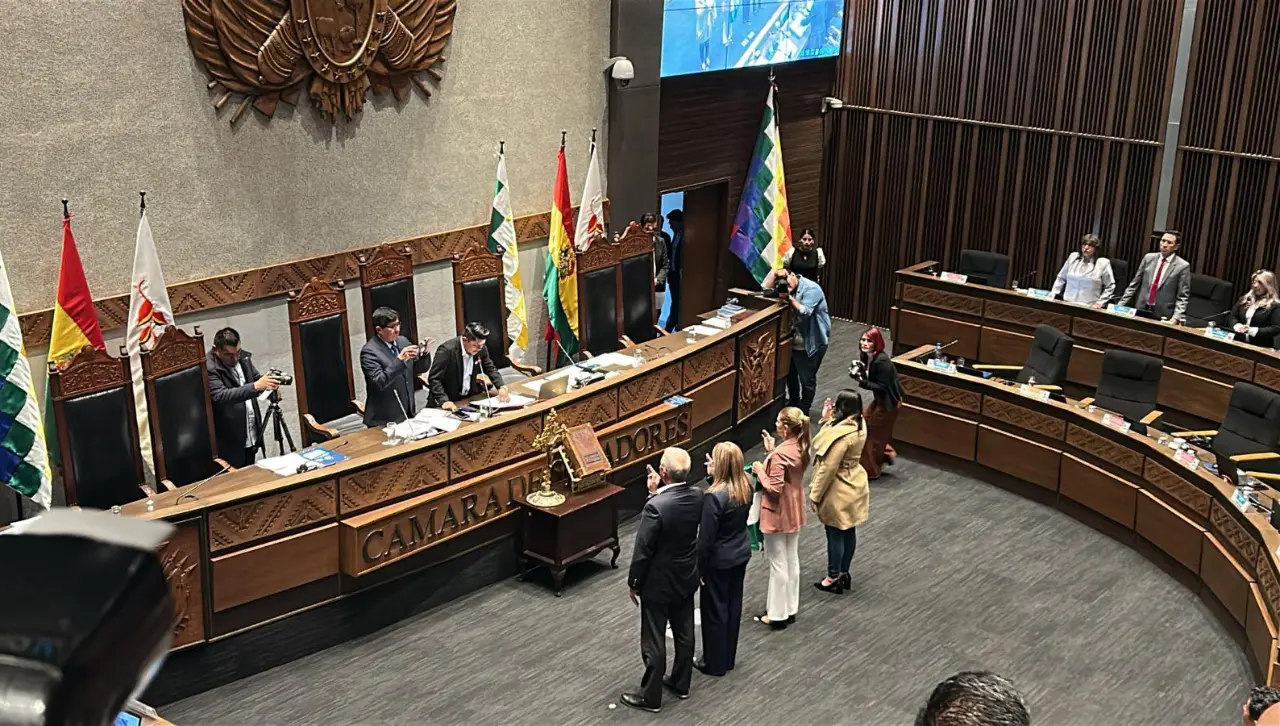 Frente a la Biblia y un crucifijo, juran los nuevos senadores titulares y suplentes para la gestión 2025 - 2030