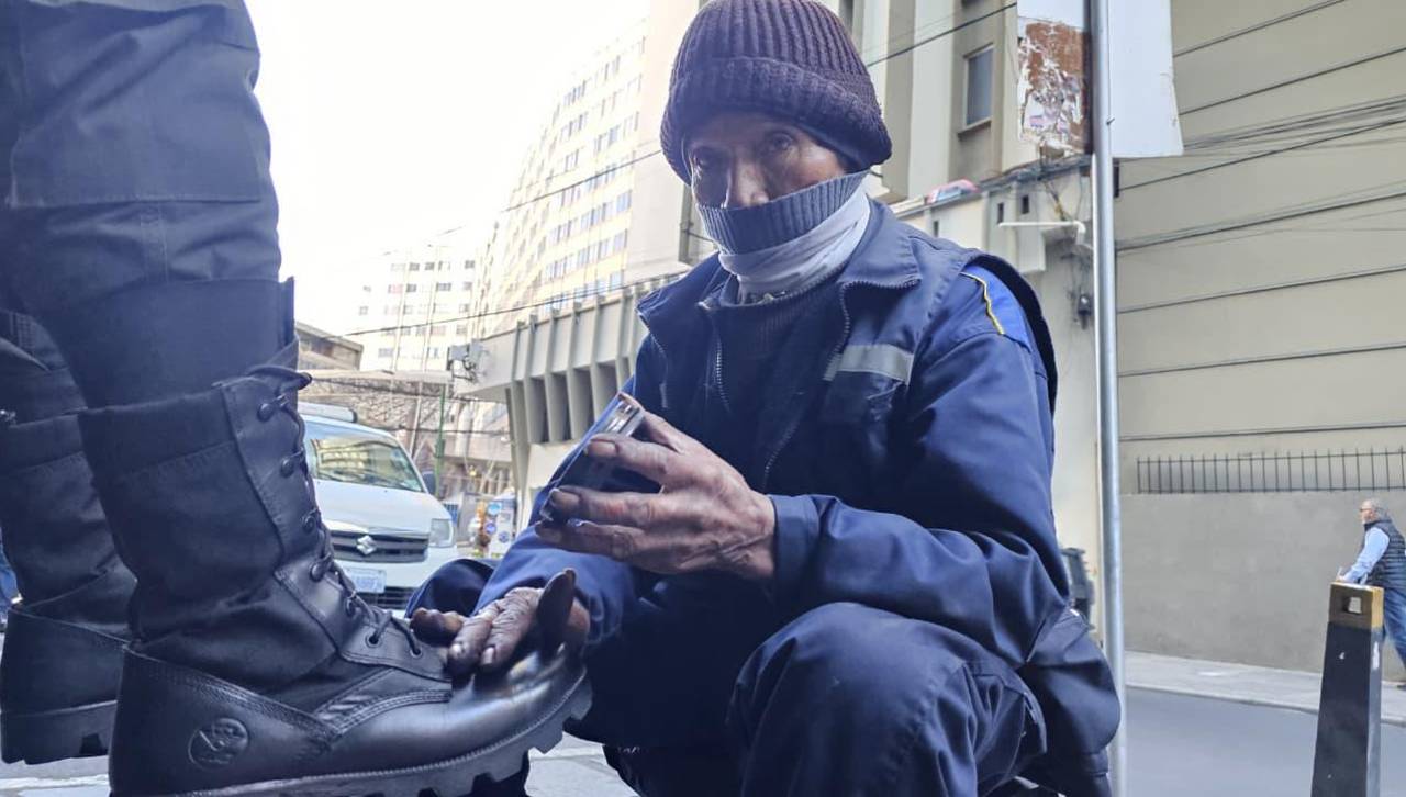 Lustrabotas de 77 años relata que sujeto con casco de “minero” se llevó su ganancia del día durante refriega en La Paz