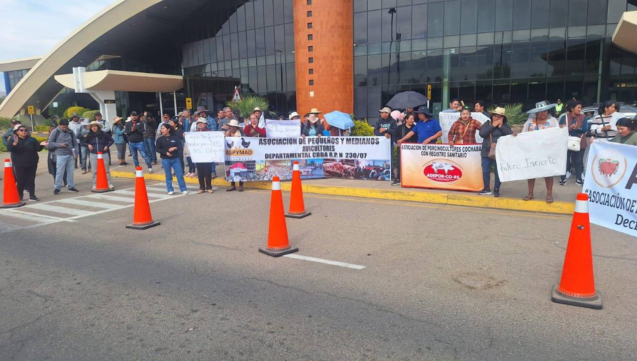 Avicultores y porcinocultores de Cochabamba protestan en el aeropuerto y exigen el desbloqueo