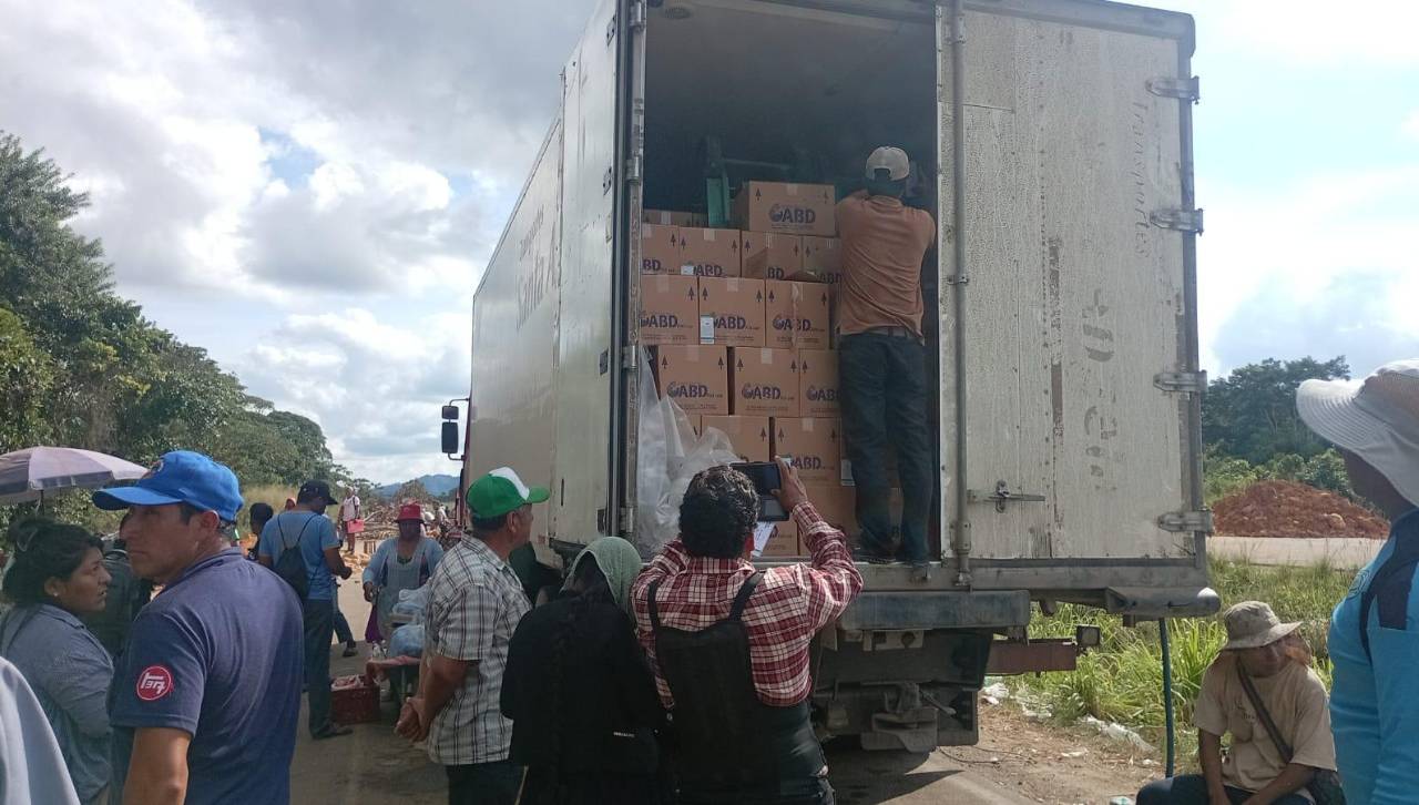 Camión que transporta 16 toneladas de medicamentos está varado hace más de 30 días en los bloqueos