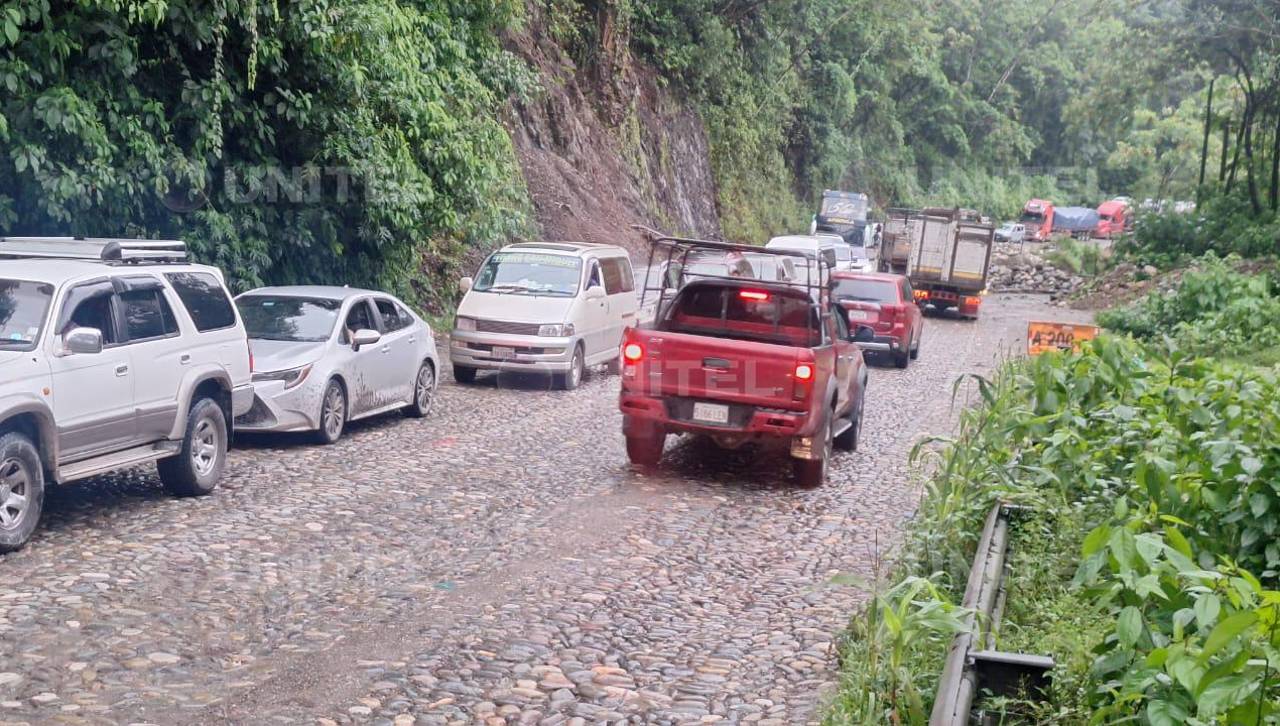 Habilitan ruta nueva Cochabamba - Santa Cruz tras retirar lodo y piedras de la carretera